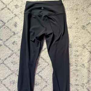 Size 4 Lulu Lemmon align pant, brand new. !!NEVER WORN!!! Slight stitch in knee